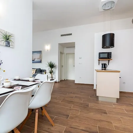 Apartman Nada 1 *