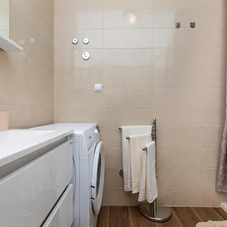 Apartman Nada 1 *